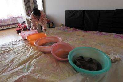 广宁楼上漏水，住户失联，小区没物管，业主维权难！律师来支招……